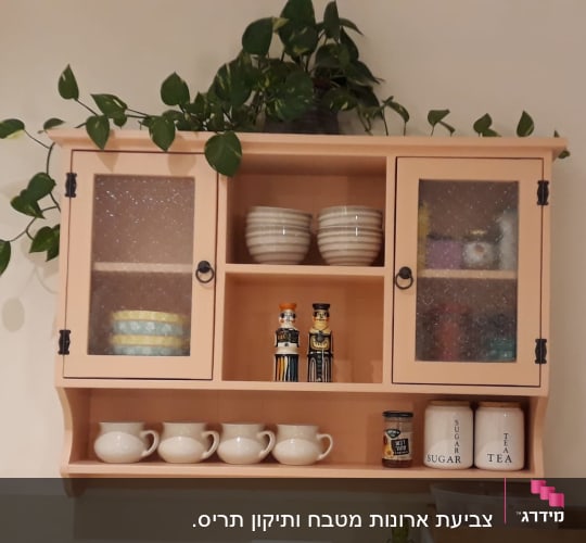ארון עץ עם דלתות זכוכית, קערות וספלים